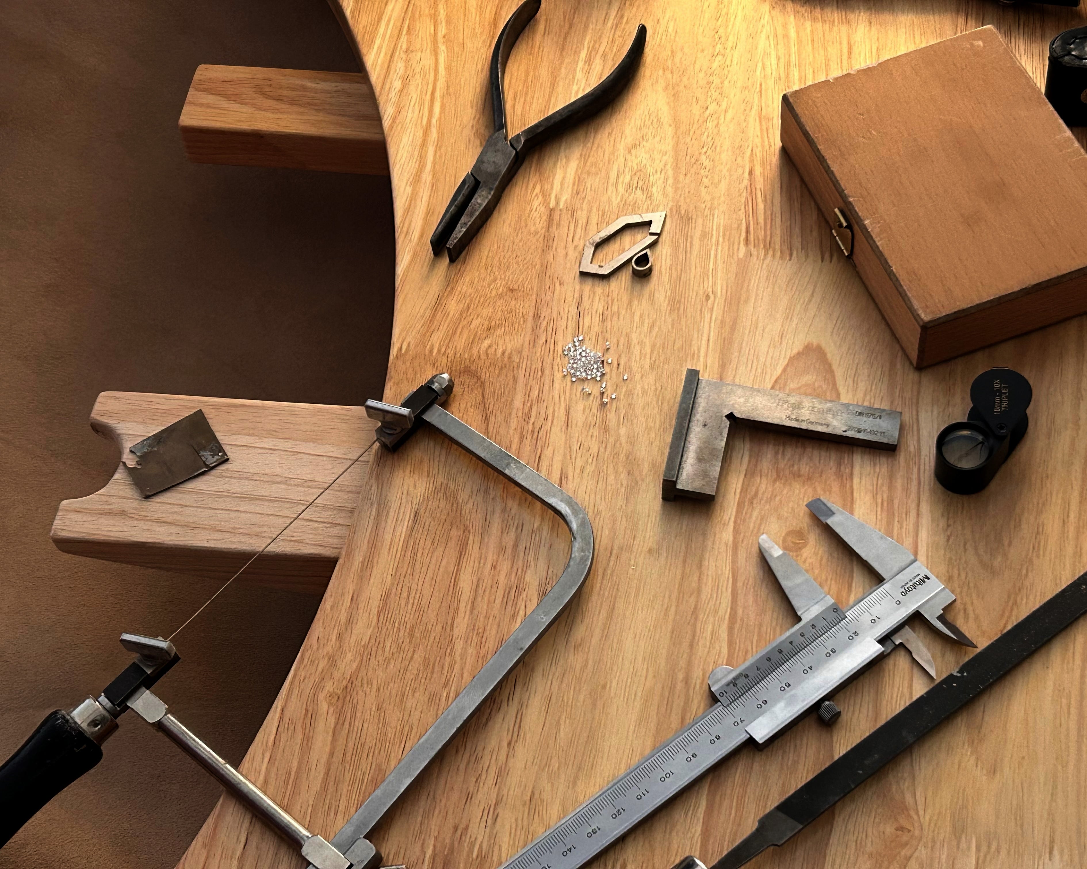 établi de joaillier avec différents outils