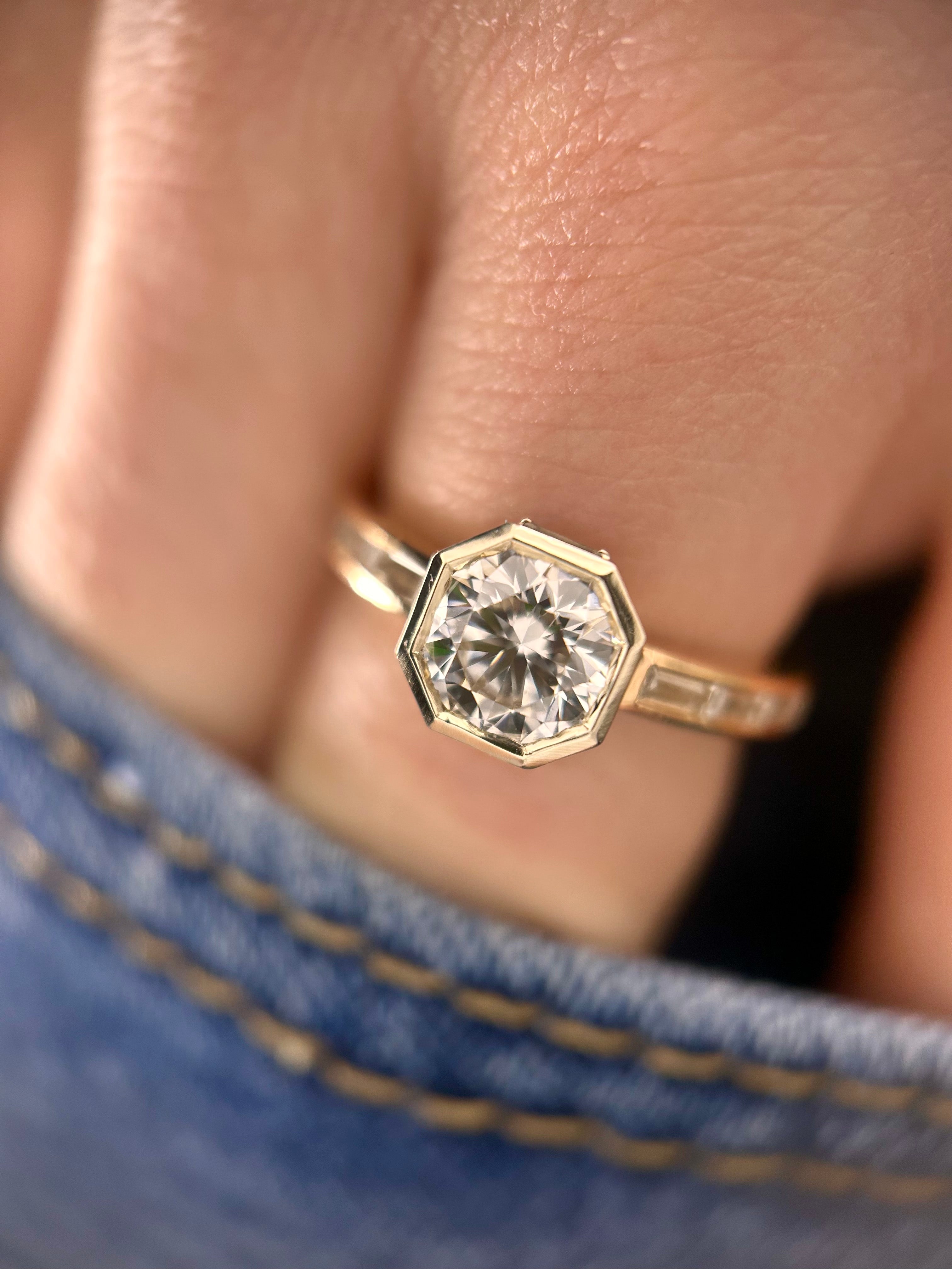 Bague de fiançailles sur mesure en or rose avec diamant rond sur monture octogonale, réalisée par l'atelier ÈME à Paris