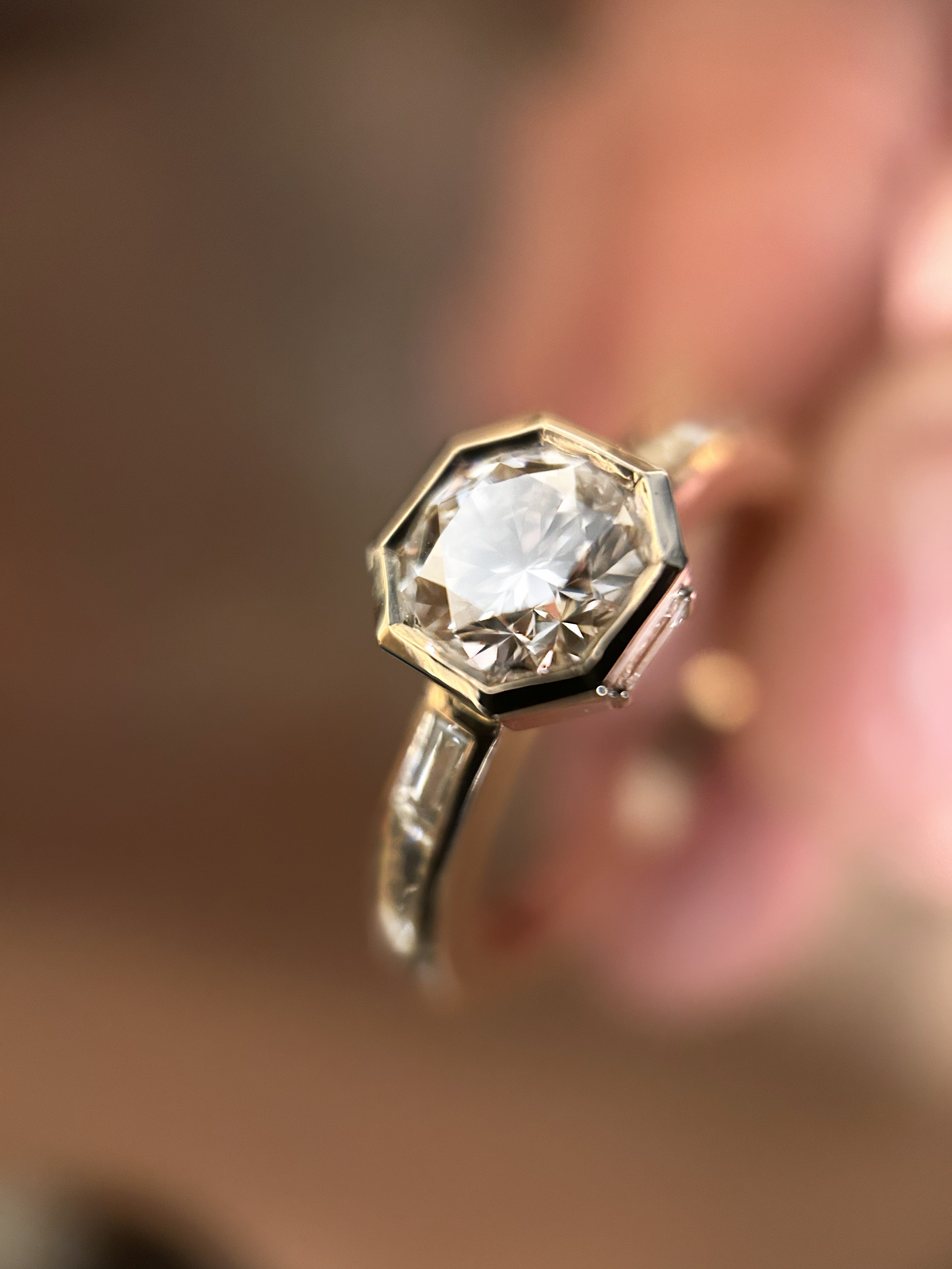 Bague de fiançailles sur mesure avec diamant central et diamants baguette réalisée par ÈME Joaillerie.