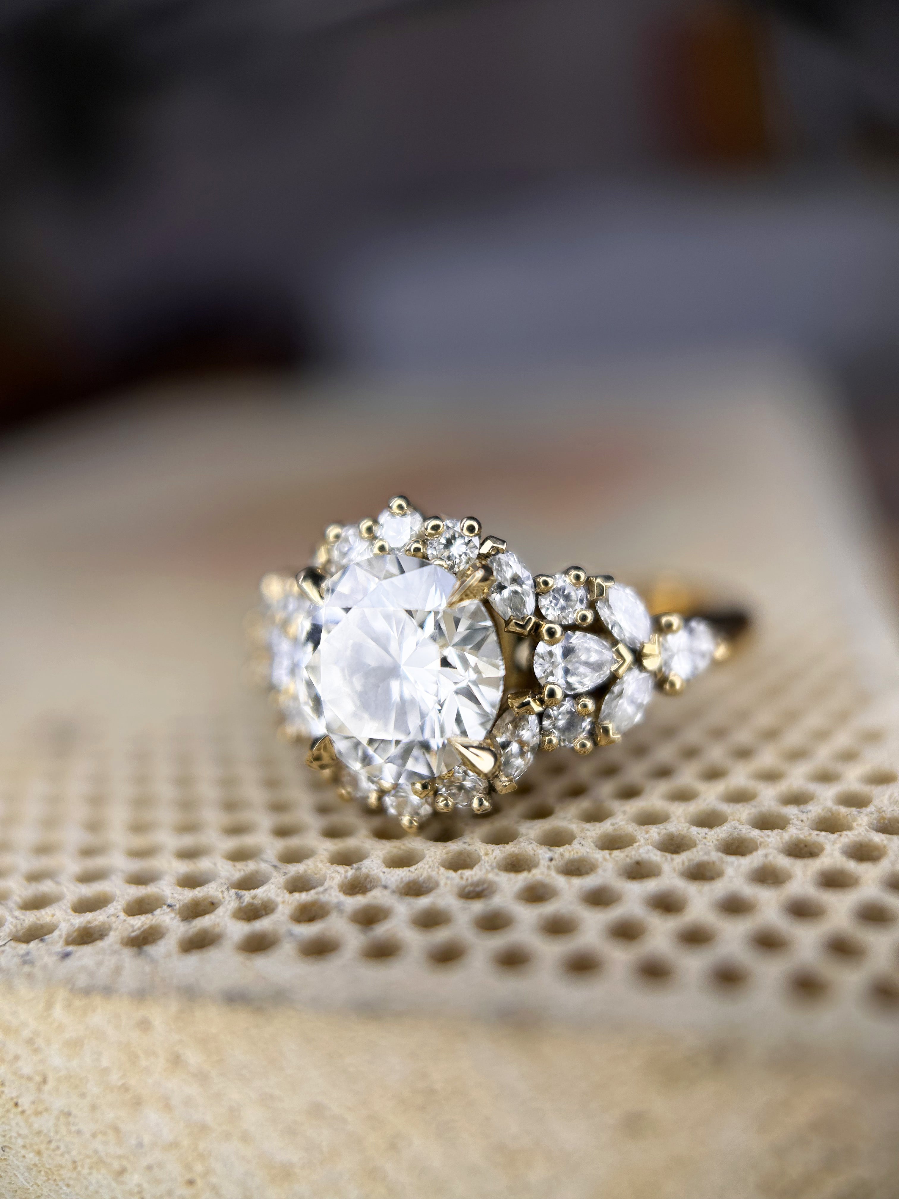 bague diamant entourage or jaune gros plan sertissage atelier paris