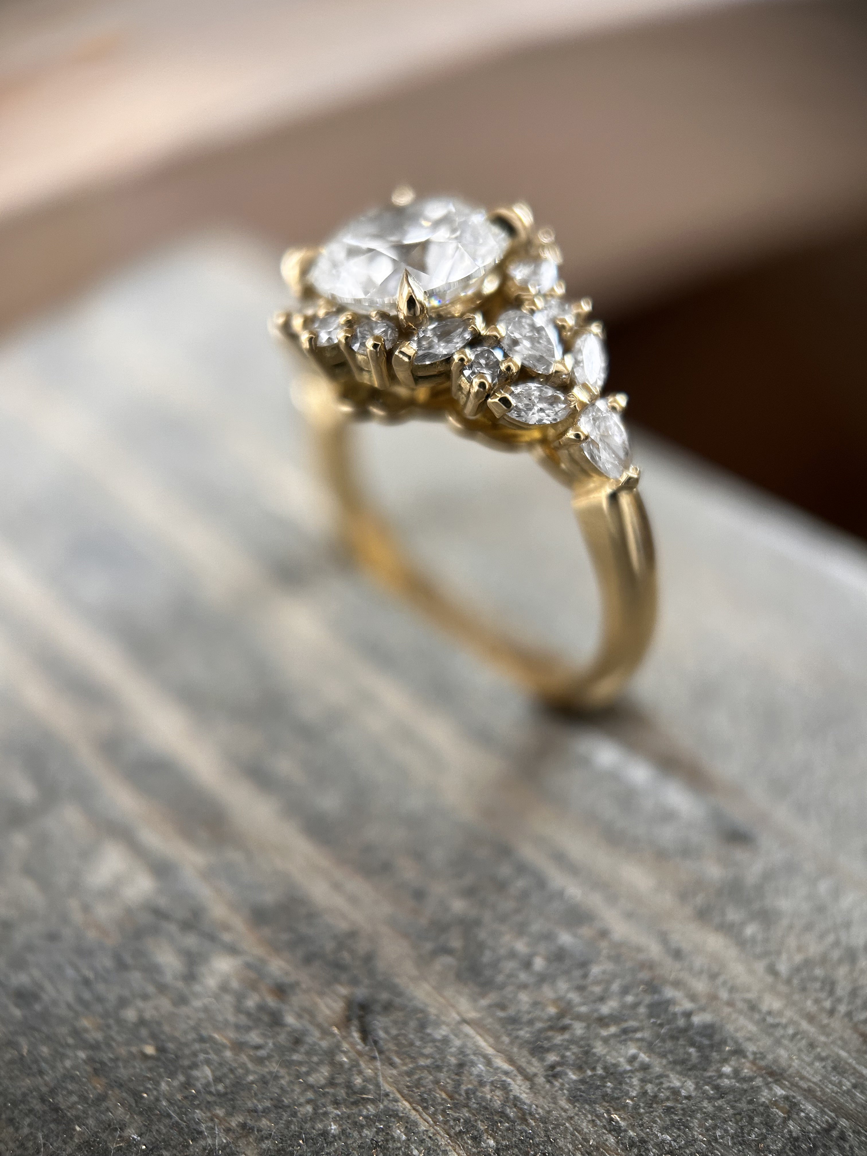 bague diamant entourage or jaune gros plan sertissage atelier paris