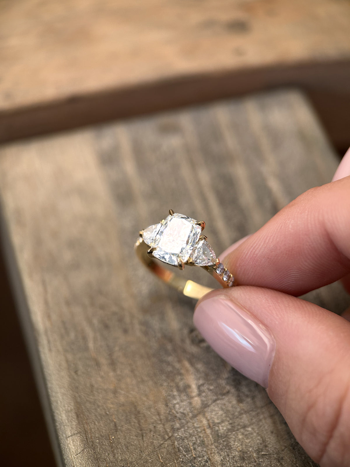 Bague de fiançailles en or jaune avec diamant coussin et diamants troïdas