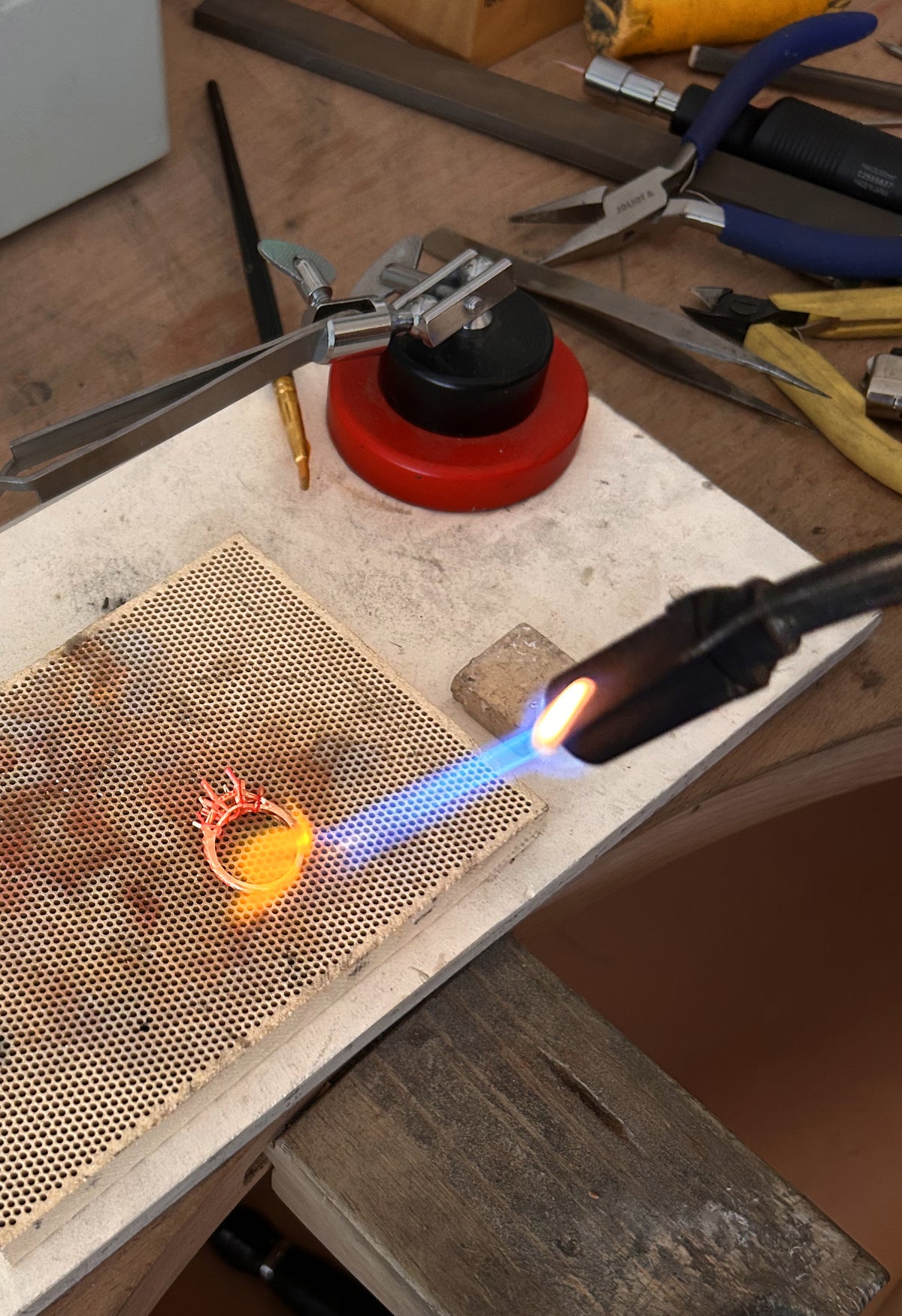 Fabrication d'une bague de fiançailles en or jaune avec diamant coussin