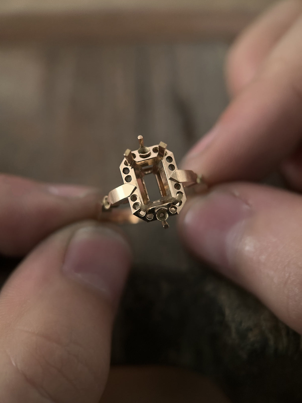 Fabrication d'une bague de fiançailles en or rose sertie d'un saphir bleu