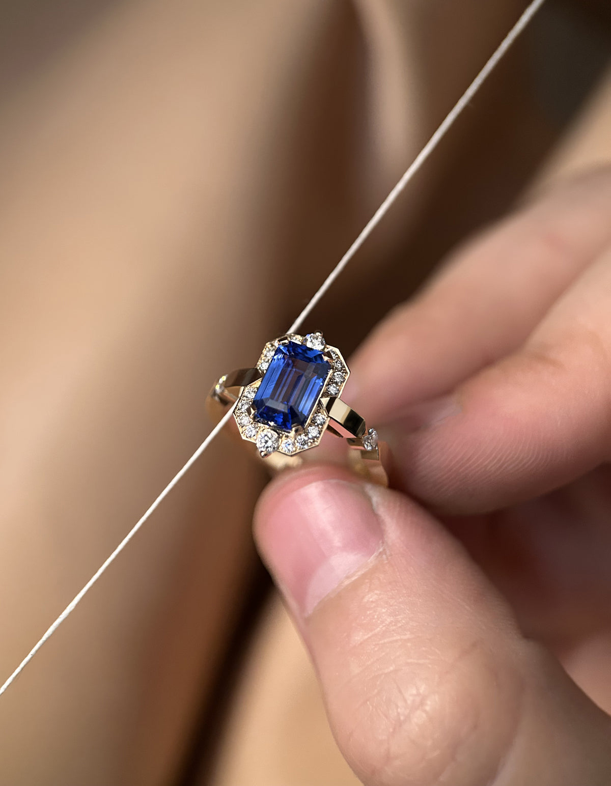 Bague de fiançailles sur mesure en or rose avec saphir bleu naturel taille émeraude
