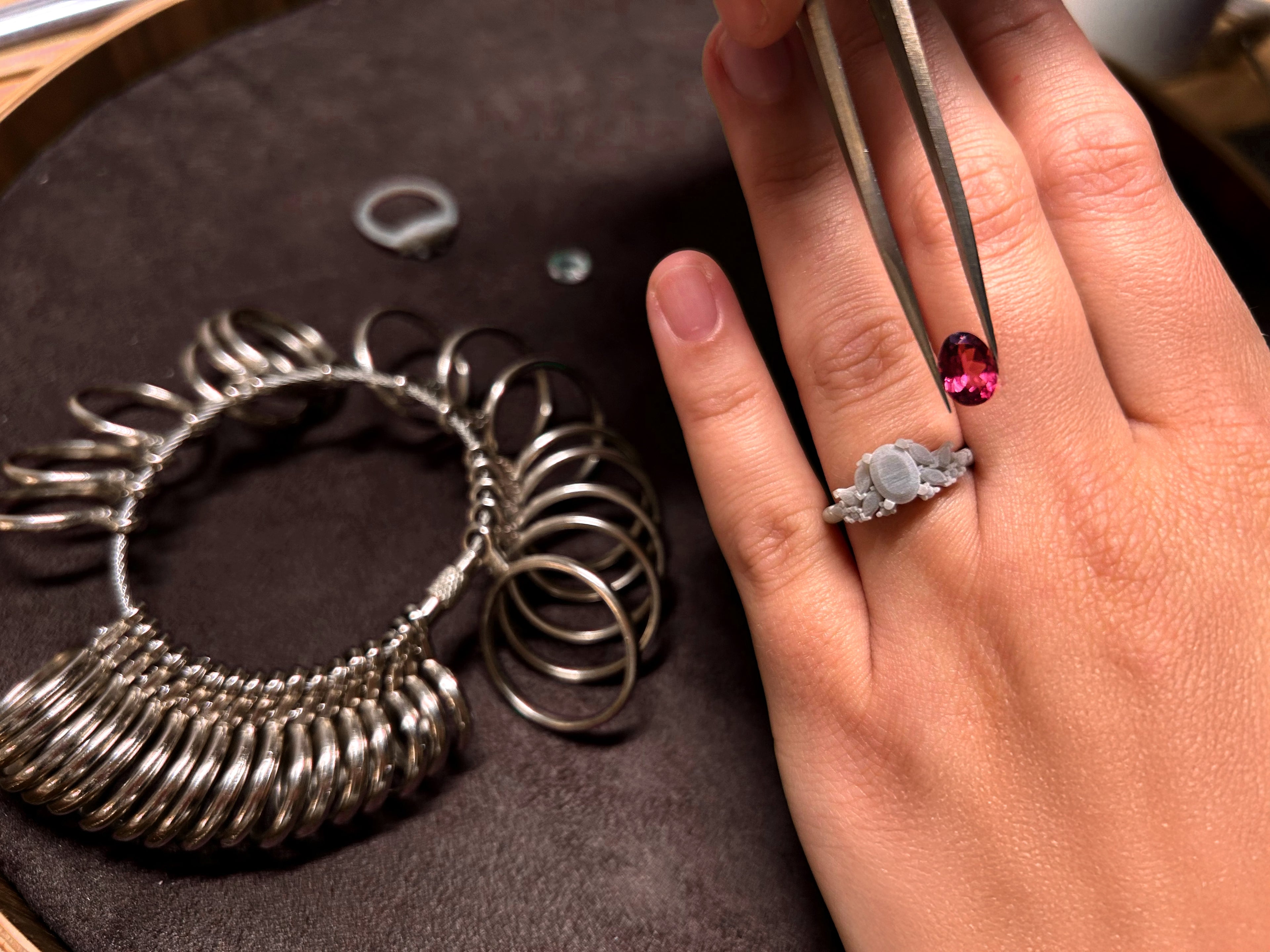 Maquette de la bague, rubis taille ovale rouge