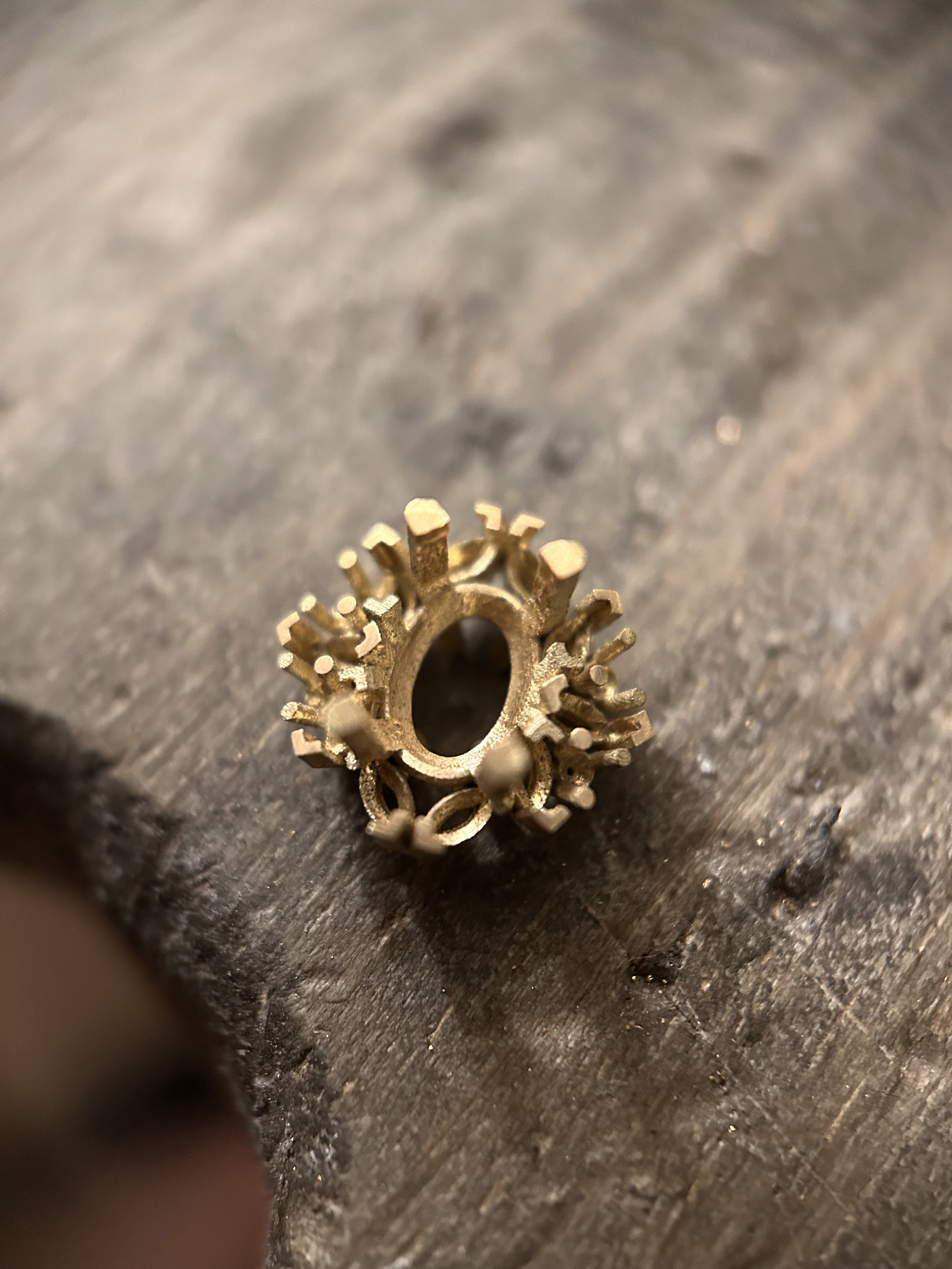 Monture en or jaune d’une bague de fiançailles en cours de fabrication dans un atelier de joaillerie.